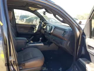 ✅ 2018 Toyota Tacoma Limited • VIN: 3TMGZ5ANXJM180601 • Lot: 43491558. Wystawiony na IAAI z przebiegiem 86 209 mil. Bezpłatny archiwum sprzedaży aukcyjnych z USA i szczegółowy raport historii pojazdu na DreamBid. Zdjęcie 5.