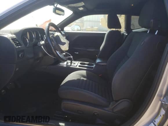 2013 Dodge Challenger SXT z VIN 2C3CDYAGXDH612465, wystawiony jako Copart lot #70135804 z przebiegiem 116 793 mil mil oraz Szkoda całkowita • Salvage title. Historia ofert i sprzedaży dostępna na DreamBid. Obrazek 7.