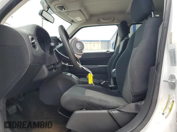 ✅ 2014 Jeep Patriot Sport • VIN: 1C4NJPBA8ED888921 • Lot: 58978085. Wystawiony na Copart z przebiegiem 158 698 mil. Bezpłatny archiwum sprzedaży aukcyjnych z USA i szczegółowy raport historii pojazdu na DreamBid. Zdjęcie 7.