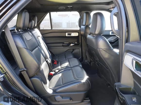 ✅ 2022 Ford Explorer ST • VIN: 1FM5K8GC7NGA83614 • Lot: 43049459. Wystawiony na IAAI z przebiegiem 41 869 mil. Bezpłatny archiwum sprzedaży aukcyjnych z USA i szczegółowy raport historii pojazdu na DreamBid. Zdjęcie 8.