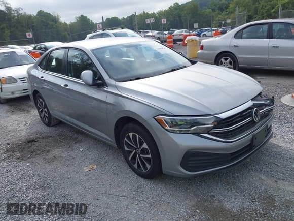 ✅ 2022 Volkswagen Jetta S • VIN: 3VWCM7BUXNM001782 • Lot: 42996106. Wystawiony na IAAI z przebiegiem 54 528 mil. Bezpłatny archiwum sprzedaży aukcyjnych z USA i szczegółowy raport historii pojazdu na DreamBid. Zdjęcie 1.