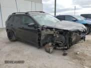 ✅ 2023 Jeep Cherokee Trailhawk • VIN: 1C4PJMBN8PD111961 • Lot: 81277854. Wystawiony na Copart z przebiegiem 13 079 mil. Bezpłatny archiwum sprzedaży aukcyjnych z USA i szczegółowy raport historii pojazdu na DreamBid. Zdjęcie 4.