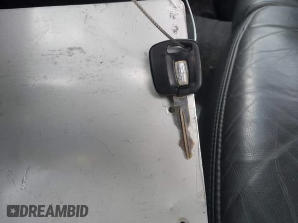 ✅ 2001 Lincoln Town Car Signature • VIN: 1LNHM82W91Y658583 • Lot: 43680843. Wystawiony na IAAI z przebiegiem 98 445 mil. Bezpłatny archiwum sprzedaży aukcyjnych z USA i szczegółowy raport historii pojazdu na DreamBid. Zdjęcie 11.