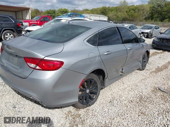✅ 2015 Chrysler 200 C • VIN: 1C3CCCCG8FN515133 • Lot: 43262510. Listed on IAAI with 106,423 mi. Free auction sales archive from the USA and detailed vehicle history report at DreamBid. Image 4.