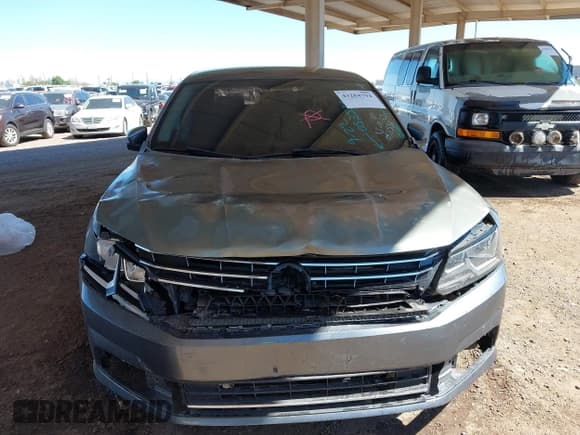 ✅ 2017 Volkswagen Passat S • VIN: 1VWAT7A31HC053536 • Lot: 43284794. Wystawiony na IAAI z przebiegiem 70 457 mil. Bezpłatny archiwum sprzedaży aukcyjnych z USA i szczegółowy raport historii pojazdu na DreamBid. Zdjęcie 6.