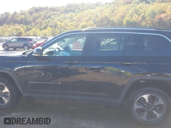 ✅ 2022 Jeep Grand Cherokee • VIN: 1C4RJYB66N8757188 • Lot: 43411033. Listed on IAAI with 27,381 mi. Free auction sales archive from the USA and detailed vehicle history report at DreamBid. Image 14.