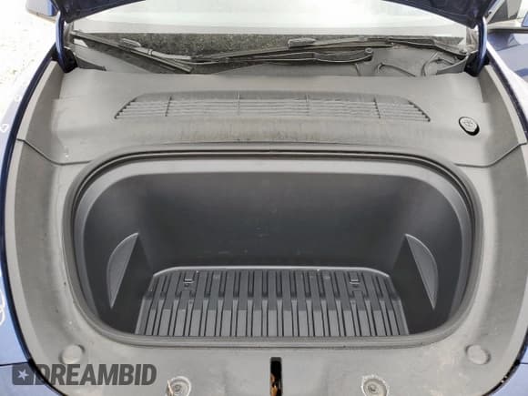 ✅ 2024 Tesla Model Y • VIN: 7SAYGDEDXRA327568 • Lot: 56755505. Wystawiony na Copart z przebiegiem 10 799 mil. Bezpłatny archiwum sprzedaży aukcyjnych z USA i szczegółowy raport historii pojazdu na DreamBid. Zdjęcie 12.