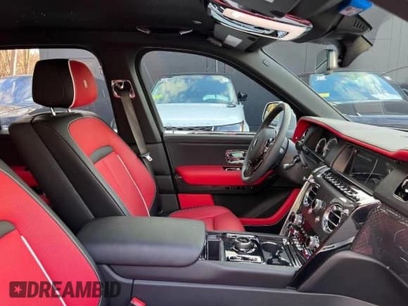 ✅ 2022 Rolls-Royce Cullinan Black Badge • VIN: SLATV8C02NU2121XX • Lot: 49549395. Wystawiony na Copart z przebiegiem 5 245 mil. Bezpłatny archiwum sprzedaży aukcyjnych z USA i szczegółowy raport historii pojazdu na DreamBid. Zdjęcie 5.