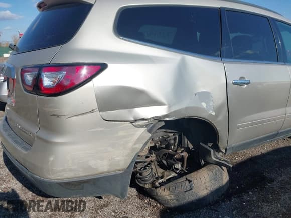 ✅ 2015 Chevrolet Traverse LT • VIN: 1GNKRGKD5FJ292200 • Lot: 43601906. Wystawiony na IAAI z przebiegiem 165 844 mil. Bezpłatny archiwum sprzedaży aukcyjnych z USA i szczegółowy raport historii pojazdu na DreamBid. Zdjęcie 6.