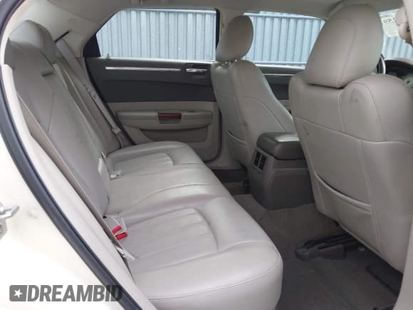 ✅ 2009 Chrysler 300 C Hemi • VIN: 2C3LA63T49H580756 • Lot: 43745259. Wystawiony na IAAI z przebiegiem 128 384 mil. Bezpłatny archiwum sprzedaży aukcyjnych z USA i szczegółowy raport historii pojazdu na DreamBid. Zdjęcie 8.