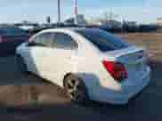 2015 Chevrolet Sonic RS z VIN 1G1JG5SB9F4129375, wystawiony jako IAAI lot #41827056 z przebiegiem 129 584 mil mil oraz . Historia ofert i sprzedaży dostępna na DreamBid. Obrazek 3.