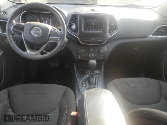 ✅ 2019 Jeep Cherokee Latitude • VIN: 1C4PJLCB6KD223259 • Lot: 93710845. Wystawiony na Copart z przebiegiem 85 677 mil. Bezpłatny archiwum sprzedaży aukcyjnych z USA i szczegółowy raport historii pojazdu na DreamBid. Zdjęcie 8.