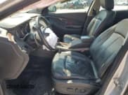 ✅ 2013 Buick LaCrosse Leather • VIN: 1G4GC5GR9DF329186 • Lot: 56459705. Wystawiony na Copart z przebiegiem 130 281 mil. Bezpłatny archiwum sprzedaży aukcyjnych z USA i szczegółowy raport historii pojazdu na DreamBid. Zdjęcie 7.