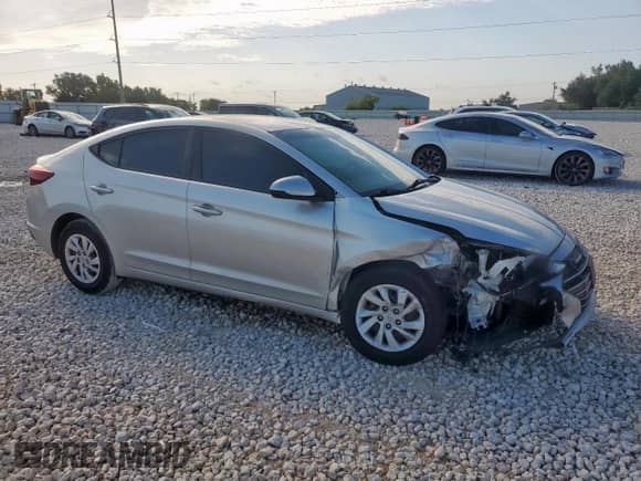 2019 Hyundai Elantra SE z VIN 5NPD74LF7KH409753, wystawiony jako Copart lot #70935015 z przebiegiem 85 038 mil mil oraz Szkoda całkowita • Salvage title. Historia ofert i sprzedaży dostępna na DreamBid. Obrazek 4.