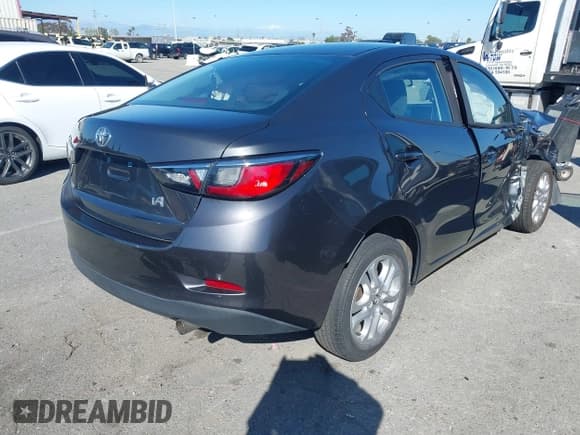 ✅ 2018 Toyota Yaris • VIN: 3MYDLBYV5JY322582 • Lot: 41829698. Wystawiony na IAAI z przebiegiem 61 077 mil. Bezpłatny archiwum sprzedaży aukcyjnych z USA i szczegółowy raport historii pojazdu na DreamBid. Zdjęcie 4.