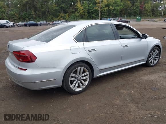 ✅ 2017 Volkswagen Passat SE • VIN: 1VWGT7A35HC063853 • Lot: 43232951. Listed on IAAI with 177,471 mi. Free auction sales archive from the USA and detailed vehicle history report at DreamBid. Image 4.