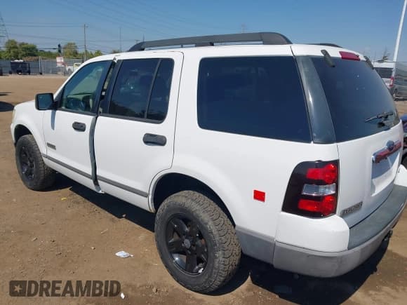 ✅ 2006 Ford Explorer XLS • VIN: 1FMEU72E96UB27905 • Lot: 43224728. Wystawiony na IAAI z przebiegiem 127 519 mil. Bezpłatny archiwum sprzedaży aukcyjnych z USA i szczegółowy raport historii pojazdu na DreamBid. Zdjęcie 3.