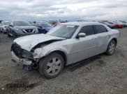 ✅ 2006 Chrysler 300 C • VIN: 2C3LK63HX6H133241 • Lot: 64862485. Wystawiony na Copart z przebiegiem 148 771 mil. Bezpłatny archiwum sprzedaży aukcyjnych z USA i szczegółowy raport historii pojazdu na DreamBid. Zdjęcie 1.