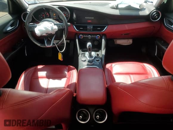 ✅ 2021 Alfa Romeo Giulia • VIN: ZARFAMAN8M7639772 • Lot: 52700185. Listed on Copart with 36,240 mi. Free auction sales archive from the USA and detailed vehicle history report at DreamBid. Image 8.