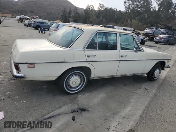 ✅ 1968 Mercedes-Benz 240 • VIN: 11401510014056 • Lot: 47776954. Wystawiony na Copart z przebiegiem 4 642 mil. Bezpłatny archiwum sprzedaży aukcyjnych z USA i szczegółowy raport historii pojazdu na DreamBid. Zdjęcie 3.