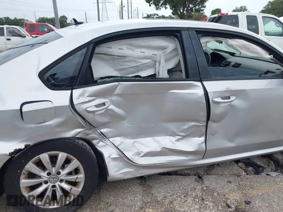 ✅ 2013 Volkswagen Passat Wolfsburg Edition • VIN: 1VWAH7A34DC105687 • Лот: 42668935. Опубликован ранее на IAAI с пробегом 146 281 миль. Бесплатный доступ к архиву аукционных продаж из США и подробный отчёт об истории автомобиля на DreamBid. Изображение 6.