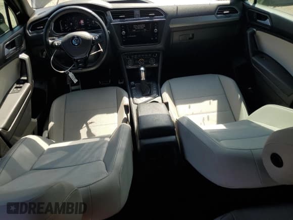 ✅ 2019 Volkswagen Tiguan SE • VIN: 3VV3B7AX5KM105565 • Lot: 80796175. Wystawiony na Copart z przebiegiem 89 447 mil. Bezpłatny archiwum sprzedaży aukcyjnych z USA i szczegółowy raport historii pojazdu na DreamBid. Zdjęcie 8.