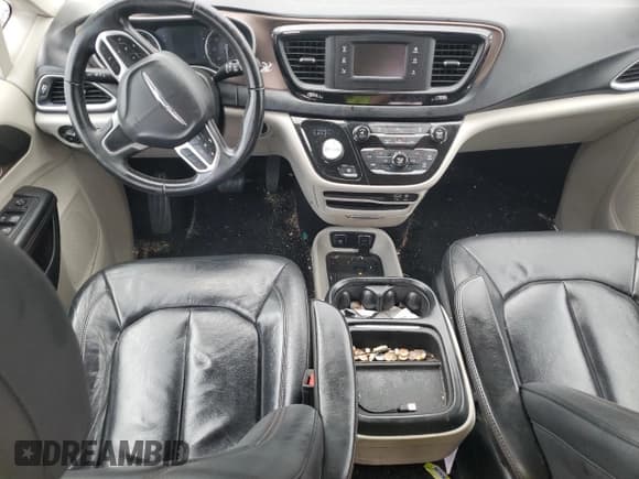 ✅ 2017 Chrysler Pacifica Touring L • VIN: 2C4RC1BG7HR759101 • Lot: 82096265. Wystawiony na Copart z przebiegiem Nie podano. Bezpłatny archiwum sprzedaży aukcyjnych z USA i szczegółowy raport historii pojazdu na DreamBid. Zdjęcie 8.