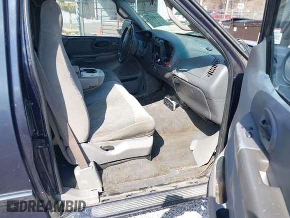 ✅ 2001 Ford F-150 XL • VIN: 1FTRX17W41NA28584 • Lot: 41656724. Listed on IAAI with 168,400 mi. Free auction sales archive from the USA and detailed vehicle history report at DreamBid. Image 5.