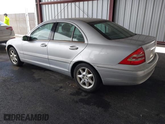 ✅ 2001 Mercedes-Benz C 230/260/280/320 • VIN: WDBRF64J01F111558 • Lot: 43267179. Wystawiony na IAAI z przebiegiem 213 650 mil. Bezpłatny archiwum sprzedaży aukcyjnych z USA i szczegółowy raport historii pojazdu na DreamBid. Zdjęcie 3.