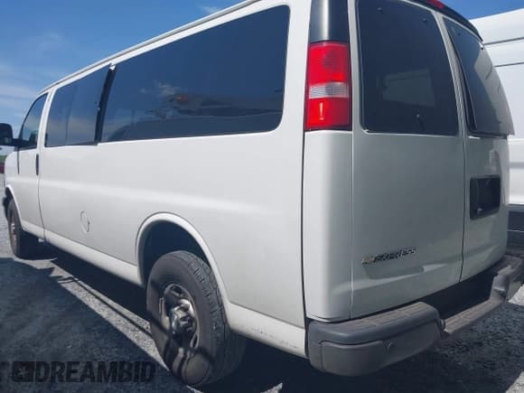 ✅ 2023 Chevrolet Express Passenger LS • VIN: 1GAZGNFP7P1133565 • Lot: 42298735. Wystawiony na IAAI z przebiegiem 132 269 mil. Bezpłatny archiwum sprzedaży aukcyjnych z USA i szczegółowy raport historii pojazdu na DreamBid. Zdjęcie 3.