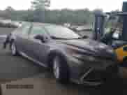 2021 Toyota Camry LE z VIN 4T1C11AK4MU590391, wystawiony jako Copart lot #81238415 z przebiegiem 63 738 mil mil oraz Szkoda całkowita • Salvage title. Historia ofert i sprzedaży dostępna na DreamBid. Obrazek 4.
