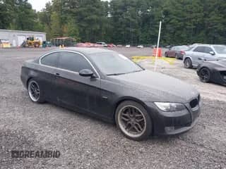 2008 BMW 3 Series 328xi z VIN WBAWC33578PC87205, wystawiony jako IAAI lot #43282000 z przebiegiem 130 711 mil mil oraz . Historia ofert i sprzedaży dostępna na DreamBid. Obrazek 1.