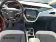 2020 Chevrolet Bolt EV LT z VIN 1G1FY6S05L4138304, wystawiony jako Copart lot #40927364 z przebiegiem 20 783 mil mil oraz . Historia ofert i sprzedaży dostępna na DreamBid. Obrazek 8.