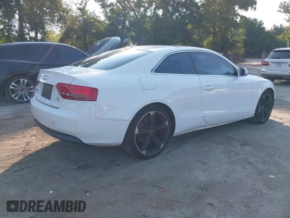 ✅ 2011 Audi A5 • VIN: WAU3FAFR6BA016981 • Lot: 42963105. Listed on IAAI with 137,312 mi. Free auction sales archive from the USA and detailed vehicle history report at DreamBid. Image 4.