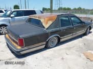 ✅ 1995 Lincoln Town Car Signature • VIN: 1LNLM82W2SY630135 • Lot: 42227079. Wystawiony na IAAI z przebiegiem 67 894 mil. Bezpłatny archiwum sprzedaży aukcyjnych z USA i szczegółowy raport historii pojazdu na DreamBid. Zdjęcie 4.