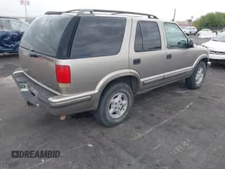 ✅ 1998 Chevrolet Blazer • VIN: 1GNDT13W2WK219934 • Lot: 43042757. Wystawiony na IAAI z przebiegiem 176 988 mil. Bezpłatny archiwum sprzedaży aukcyjnych z USA i szczegółowy raport historii pojazdu na DreamBid. Zdjęcie 4.
