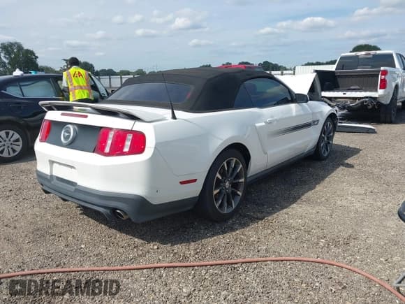 ✅ 2011 Ford Mustang GT Premium • VIN: 1ZVBP8FFXB5116551 • Lot: 43537933. Wystawiony na IAAI z przebiegiem 89 201 mil. Bezpłatny archiwum sprzedaży aukcyjnych z USA i szczegółowy raport historii pojazdu na DreamBid. Zdjęcie 4.