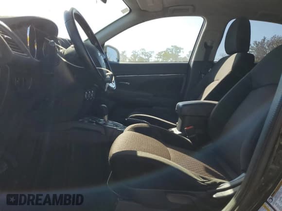 ✅ 2017 Mitsubishi Outlander ES • VIN: JA4AR3AU8HZ008927 • Лот: 84571435. Опубликован ранее на Copart с пробегом 120 220 миль. Бесплатный доступ к архиву аукционных продаж из США и подробный отчёт об истории автомобиля на DreamBid. Изображение 7.