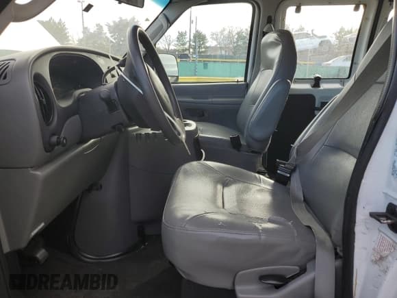 ✅ 2004 Ford Econoline Passenger XL • VIN: 1FBSS31L54HB53305 • Lot: 92125385. Wystawiony na Copart z przebiegiem 138 490 mil. Bezpłatny archiwum sprzedaży aukcyjnych z USA i szczegółowy raport historii pojazdu na DreamBid. Zdjęcie 7.