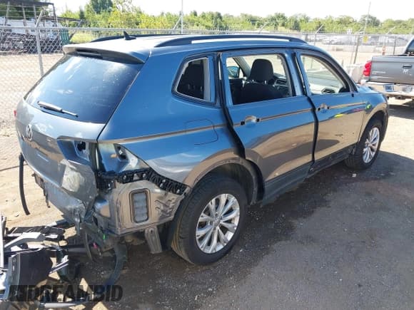 ✅ 2020 Volkswagen Tiguan S • VIN: 3VV1B7AX2LM152478 • Lot: 43059096. Wystawiony na IAAI z przebiegiem 78 481 mil. Bezpłatny archiwum sprzedaży aukcyjnych z USA i szczegółowy raport historii pojazdu na DreamBid. Zdjęcie 4.