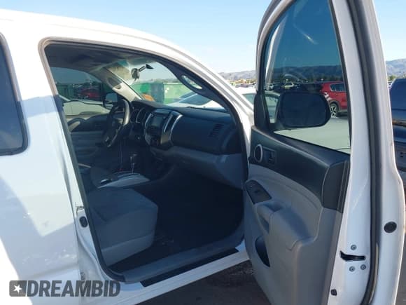 ✅ 2015 Toyota Tacoma • VIN: 3TMLU4EN0FM188246 • Lot: 43762584. Listed on IAAI with 116,967 mi. Free auction sales archive from the USA and detailed vehicle history report at DreamBid. Image 5.