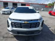 ✅ 2025 Chevrolet Equinox FWD LT • VIN: 3GNAXHEGXSL135651 • Lot: 42765359. Wystawiony na IAAI z przebiegiem 2 697 mil. Bezpłatny archiwum sprzedaży aukcyjnych z USA i szczegółowy raport historii pojazdu na DreamBid. Zdjęcie 12.
