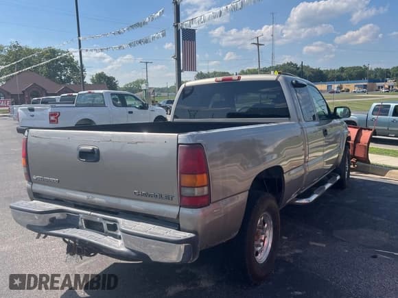 ✅ 2002 Chevrolet Silverado 2500 LS • VIN: 1GCGK29U82Z299620 • Lot: 69297405. Wystawiony na Copart z przebiegiem Nie podano. Bezpłatny archiwum sprzedaży aukcyjnych z USA i szczegółowy raport historii pojazdu na DreamBid. Zdjęcie 4.