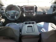 ✅ 2018 Chevrolet Silverado 1500 LT • VIN: 1GCPCREC3JF138661 • Lot: 64279615. Wystawiony na Copart z przebiegiem 64 838 mil. Bezpłatny archiwum sprzedaży aukcyjnych z USA i szczegółowy raport historii pojazdu na DreamBid. Zdjęcie 8.