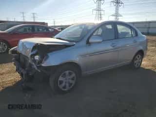 2008 Hyundai Accent GLS z VIN KMHCN46C28U241579, wystawiony jako Copart lot #76627124 z przebiegiem 104 305 mil mil oraz Szkoda całkowita • Salvage title. Historia ofert i sprzedaży dostępna na DreamBid. Obrazek 1.