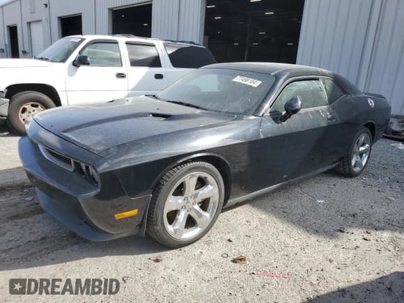 ✅ 2013 Dodge Challenger SXT • VIN: 2C3CDYAG2DH579252 • Lot: 77498104. Wystawiony na Copart z przebiegiem 99 926 mil. Bezpłatny archiwum sprzedaży aukcyjnych z USA i szczegółowy raport historii pojazdu na DreamBid. Zdjęcie 1.