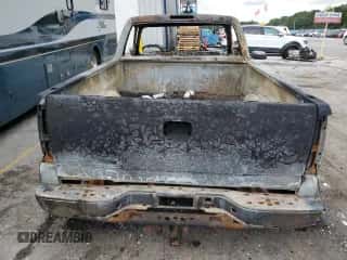 2003 Chevrolet Silverado 1500 LS z VIN 1GCEK14T43Z135461, wystawiony jako Copart lot #62999924 z przebiegiem Nie podano mil oraz Nie do naprawy • Non repairable. Historia ofert i sprzedaży dostępna na DreamBid. Obrazek 6.