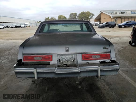 ✅ 1981 Buick Riviera • VIN: 1G4AZ57N5BE423599 • Lot: 66647065. Wystawiony na Copart z przebiegiem 7 436 mil. Bezpłatny archiwum sprzedaży aukcyjnych z USA i szczegółowy raport historii pojazdu na DreamBid. Zdjęcie 6.