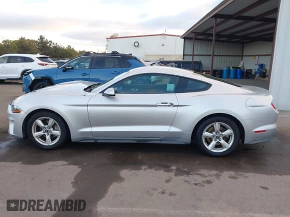 ✅ 2018 Ford Mustang EcoBoost • VIN: 1FA6P8TH7J5129255 • Lot: 43629705. Wystawiony na IAAI z przebiegiem 145 998 mil. Bezpłatny archiwum sprzedaży aukcyjnych z USA i szczegółowy raport historii pojazdu na DreamBid. Zdjęcie 14.