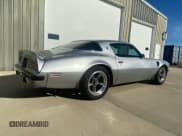 ✅ 1975 Pontiac Firebird • VIN: 2W87S5N564234 • Lot: 91983905. Wystawiony na Copart z przebiegiem 88 711 mil. Bezpłatny archiwum sprzedaży aukcyjnych z USA i szczegółowy raport historii pojazdu na DreamBid. Zdjęcie 4.